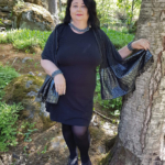 Eijalla metallinharmaa puinen verkkokaulakoru ja verkkorannekoru. AAVAma design, AAVAma puukorut, puuhelmikoru, puukoru, puukorut, puinen kaulakoru, puinen rannekoru, kaulakoru, rannekoru, käsintehty, suomalainen käsityö, design from finlandverkkokaulakoru, verkkorannekoru