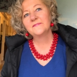 Punainen verkkokaulakoru ja isot korvakorut