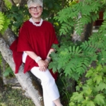 Punainen ponzo ja valkoinen korusetti AAVAma design, AAVAma puukorut, puuhelmikoru, puinen kaulakoru, puinen rannekoru, kaulakoru, rannekoru, verkkokaulakoru, verkkorannekoru, kotimainen, suomalainen käsityö, suomalainen design