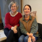 Puinen verkkokaulakoru valkoisena ja konjakin värisenä. puuhelmikoru, AAVAma puukorut, puinen kaulakoru, kaulakoru, puukorut, verkkokaulakoru, valkoinen koru, kotimainen, käsintehty, suomalainen, designfromfinland