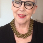 Raili Hulkkonen ja sammaleen värinen kaulakoru puuhelmikoru, AAVAma puukorut, puinen kaulakoru, kaulakoru, verkkokaulakoru, puukoru, puukorut