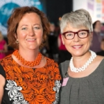 Ystävykset, oranssi ja valkoinen kaulakoru puuhelmistä puuhelmikoru, AAVAma puukorut, puinen kaulakoru, kaulakoru, puukoru, kotimainen, käsintehty, suomalainen designkoru