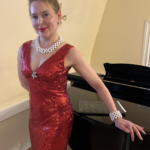 Valkoinen puuhelmistä valmistettu kaula- ja rannekoru sopivat erinomaisesti myös juhlavaan pukeutumiseen, kuvassa Marie Finne-Bray puuhelmikoru, AAVAma puukorut, puinen kaulakoru, puinen rannekoru, kaulakoru, rannekoru, puukoru, valkoinen koru, suomalainen, valkoinen koru